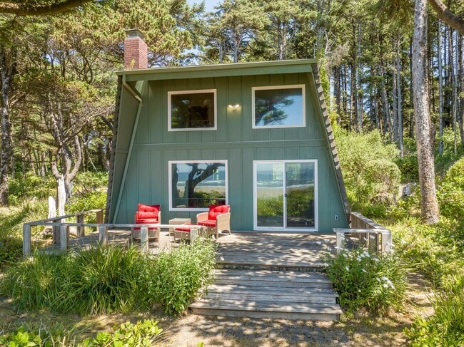 Building Photo - Beautiful Ocean Front Home in Seal Rock!