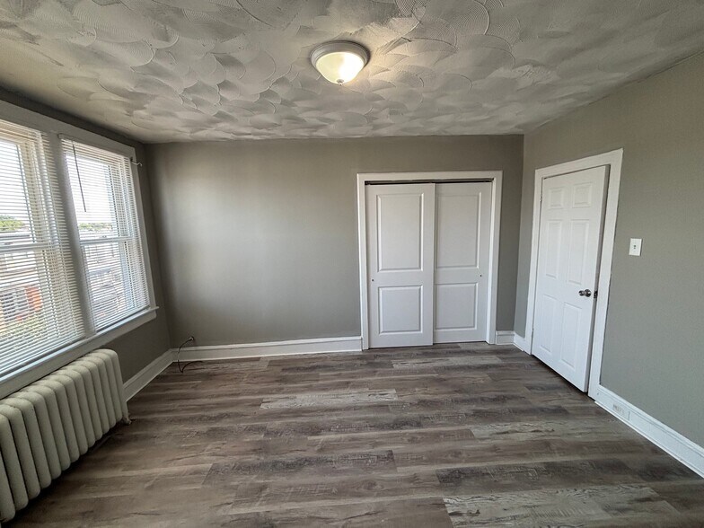 Building Photo - 302 E Albanus St