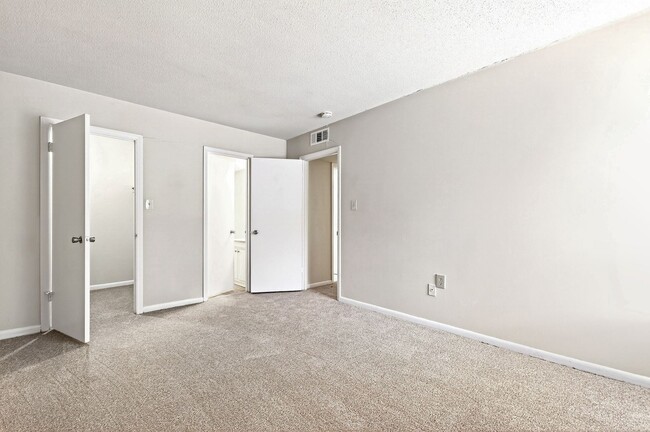 Building Photo - Charming 2BR Bolinwood Condo in Prime Chapel Hill Location!
