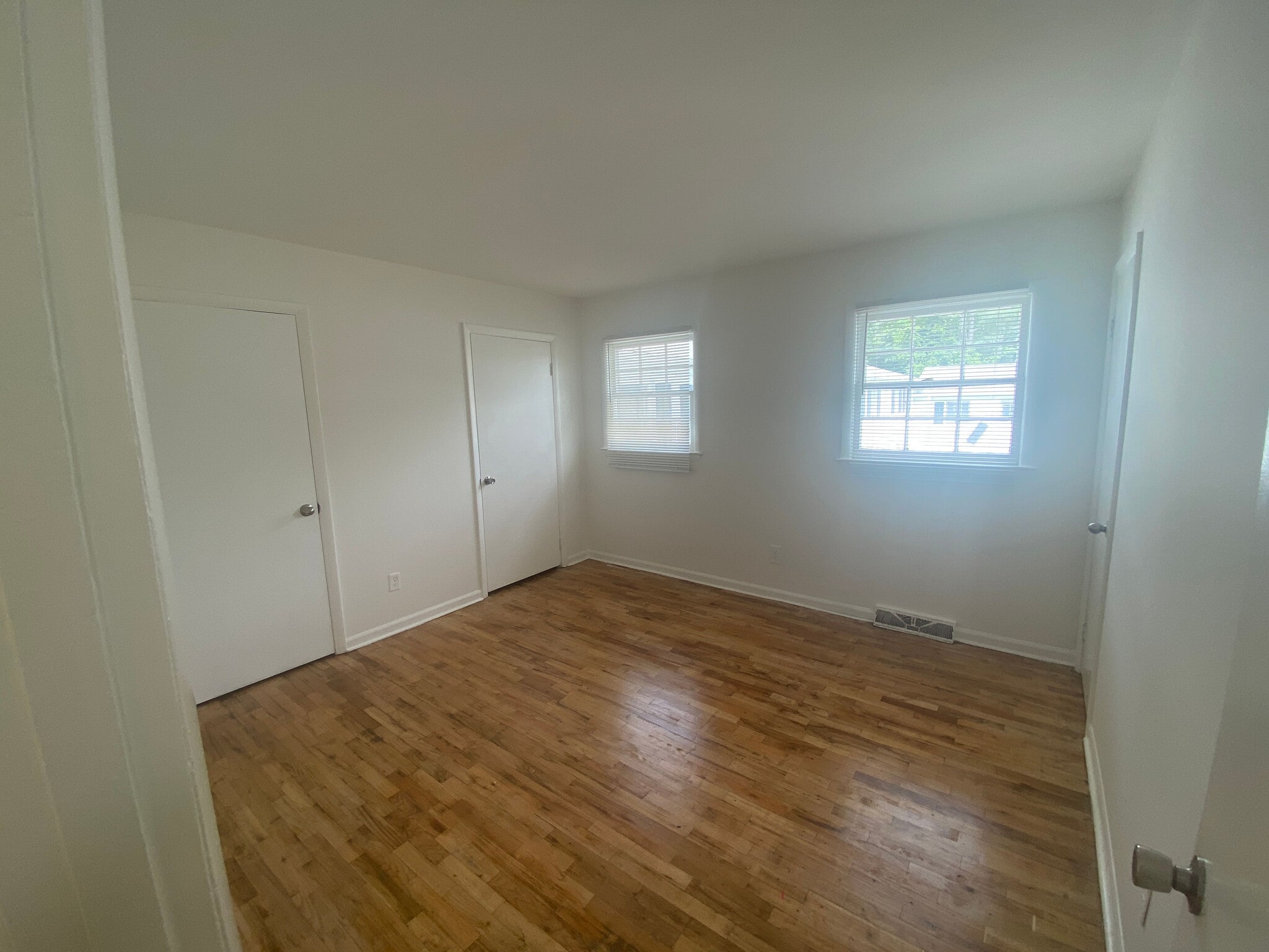 Building Photo - Room in Apartment on Greenbriar Rd