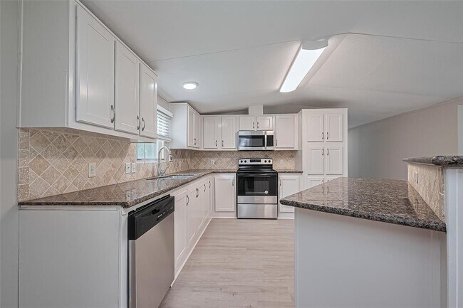 Building Photo - 8856 Greenwood Dr
