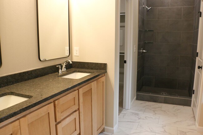 Building Photo - Brand New Home in Shawnee!