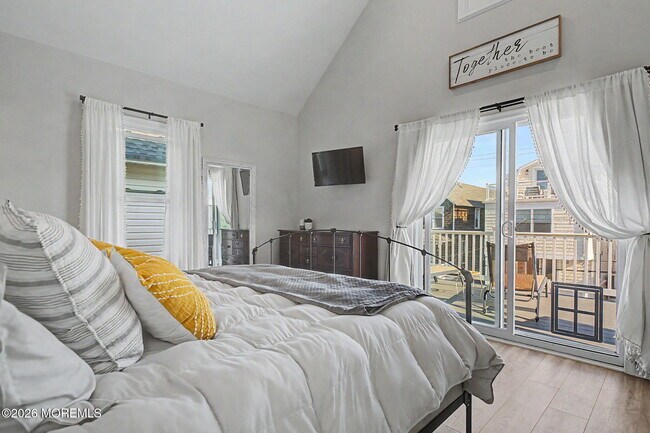 Building Photo - 10 Center St