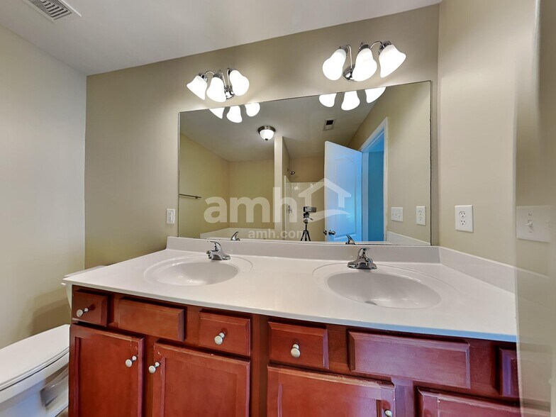 Building Photo - 204 Eastpark Way