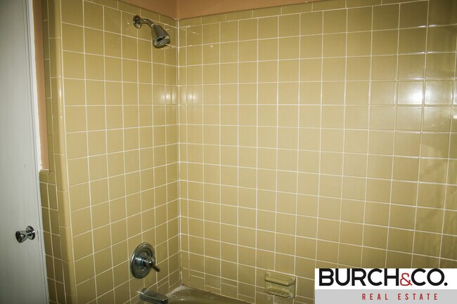 Building Photo - 1515 Kitchen St