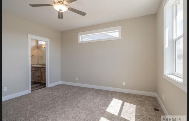 Building Photo - 4 bed 3 bath twin home in Idaho Falls 2 sets of washer and dryers are included in this unit