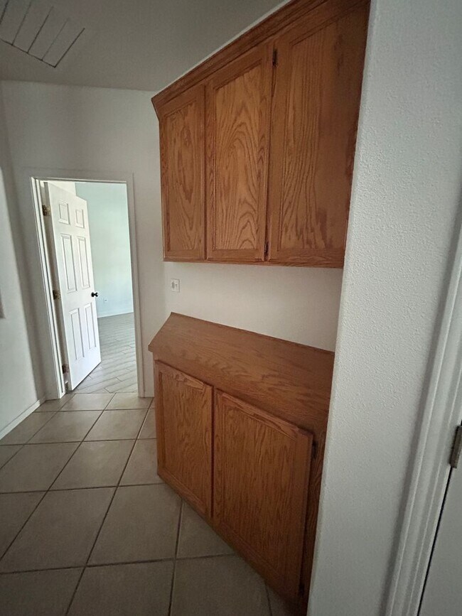 Building Photo - 2614 W Oakridge Ave