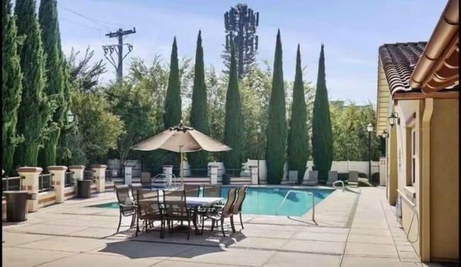 Building Photo - 600 S Abel St