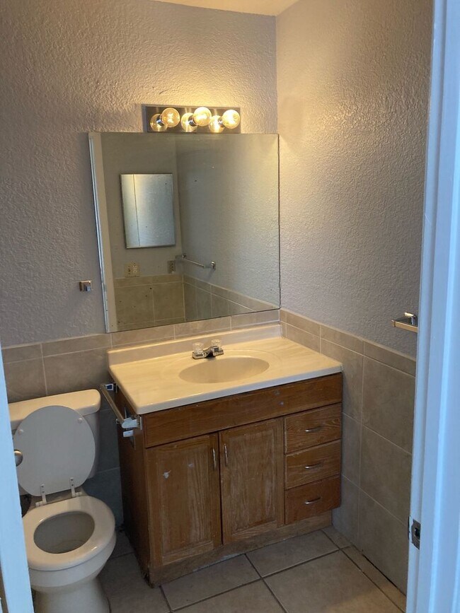 Building Photo - ZERO APPLICATION FEE FOR THIS 4BR/2BA NORTHEAST HOME