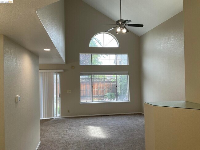 Building Photo - 1020 Bellflower St
