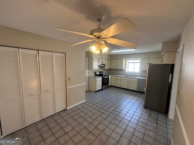 Building Photo - 214 Cypress Dr