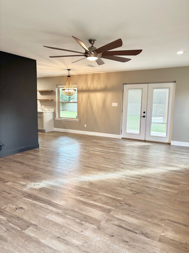 Building Photo - 2121 Oakstream Ave