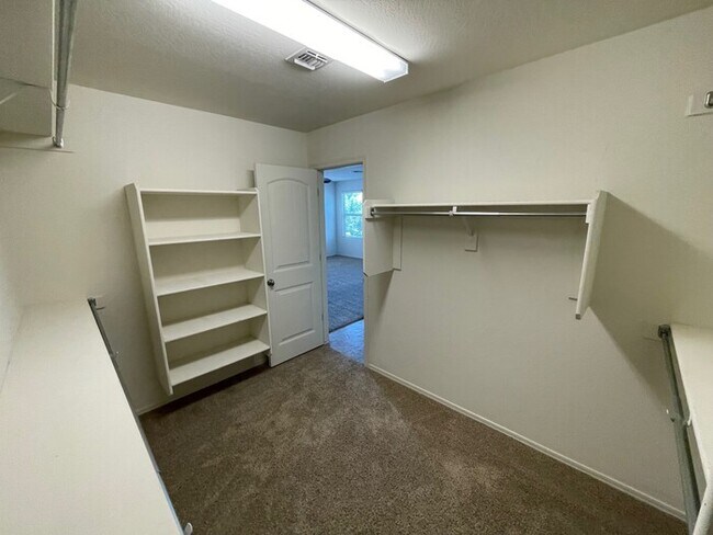 Building Photo - Beautiful 4-Bedroom, 3-Bathroom Home in Goodyear!!