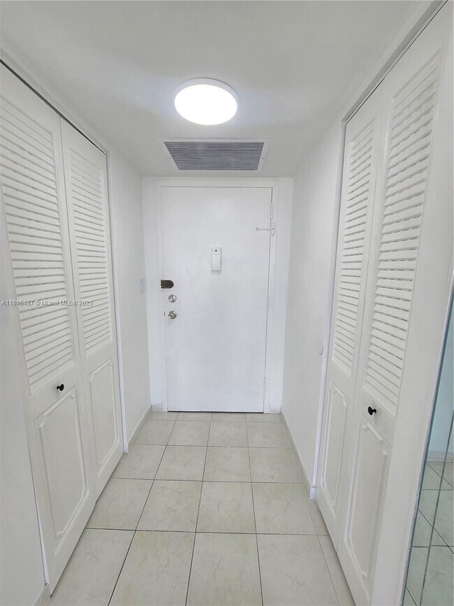 Building Photo - 1000 Parkview Dr