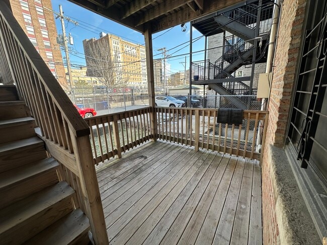 Building Photo - 4633 N Kenmore Ave
