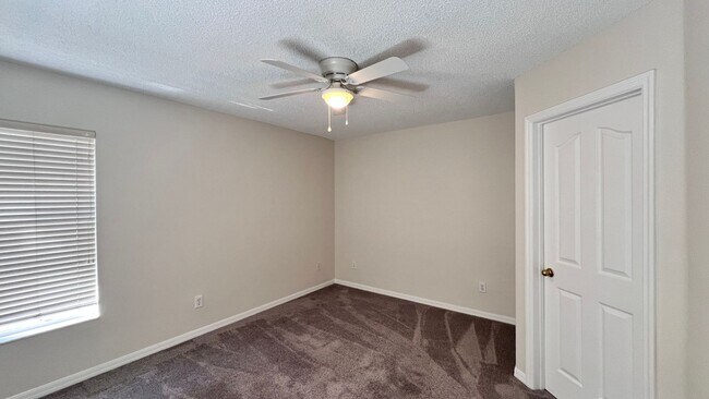 Building Photo - Upgraded Avalon Park 3 Bed/2.5 Bath Townhome!