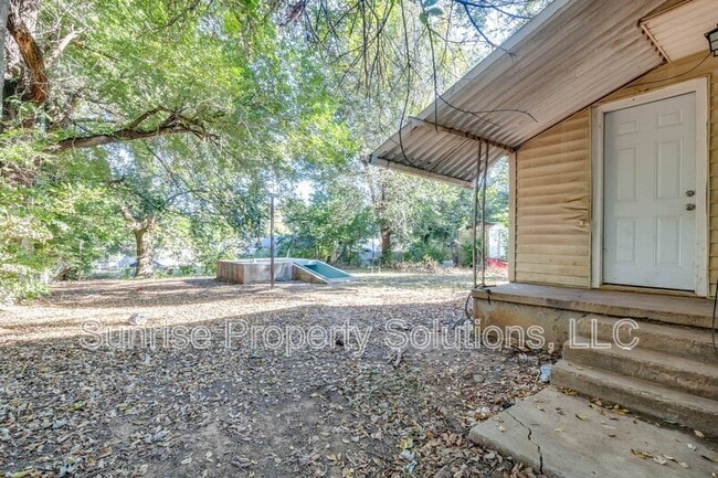 Building Photo - 3933 SW 24th St