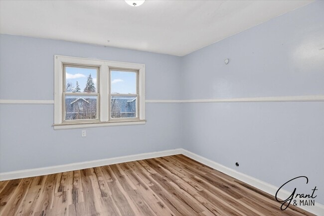 Building Photo - $1550 4 bedrooms