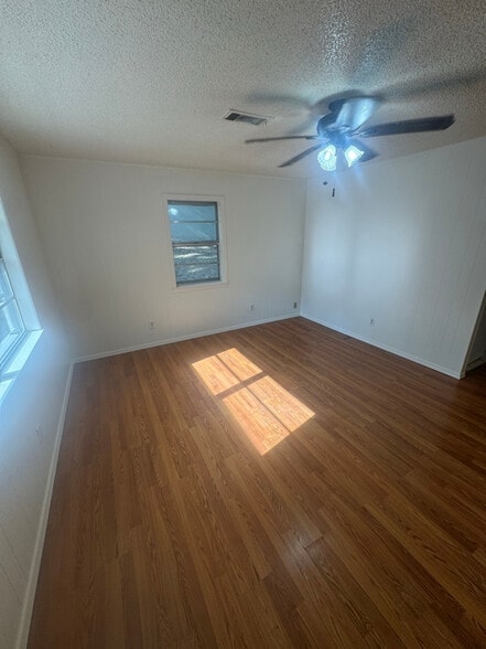Building Photo - 1009 Rock Gardens Dr