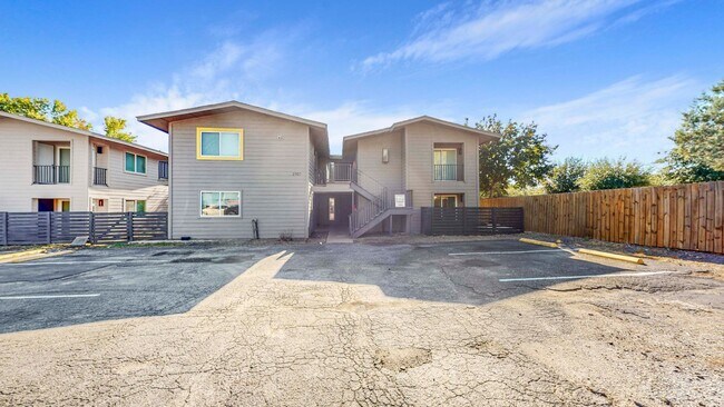 Building Photo - Central Austin One Bedroom Gem – Walk to Central Market!