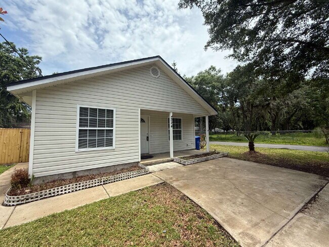 Building Photo - 324 Lena St