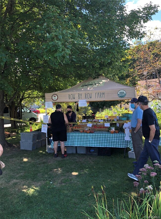 Building Photo - 2 W Lawrence Park Dr