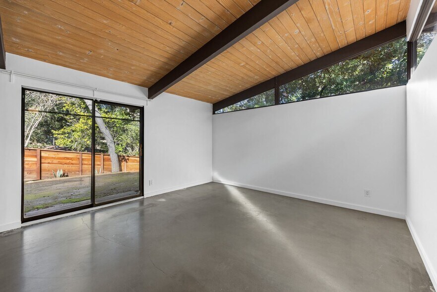 Building Photo - Updated Mid-Century Home in Picturesque Woodland Hills