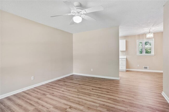 Building Photo - 2416 Lakewood Dr NW