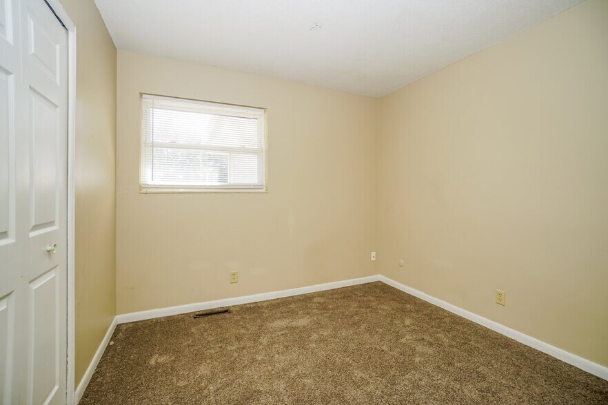 Building Photo - 2400 Lisbon Dr