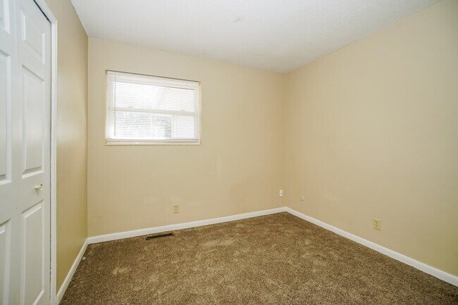 Building Photo - 2400 Lisbon Dr
