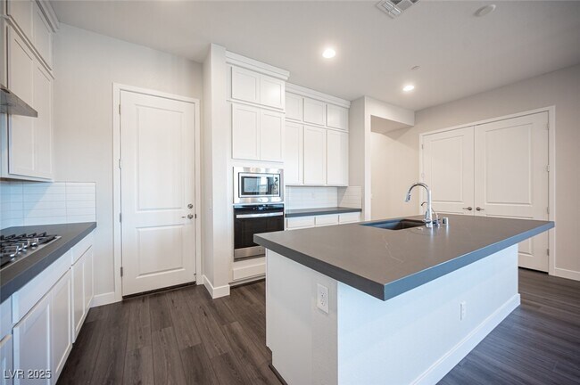 Building Photo - 117 Royal Cascade Ave