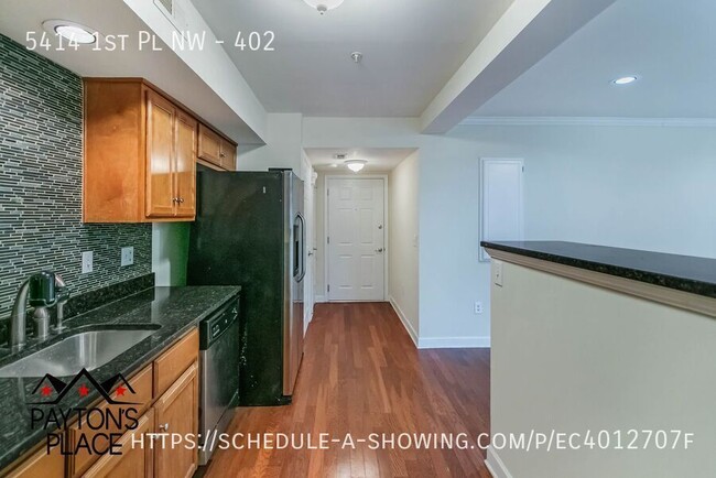 Building Photo - Spacious Condo with Parking