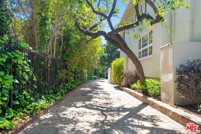 Building Photo - 1004 N Beverly Dr