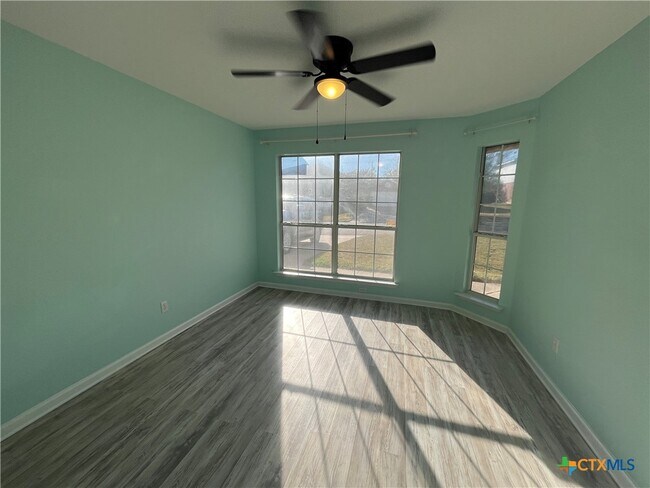 Building Photo - 3000 Rain Dance Loop