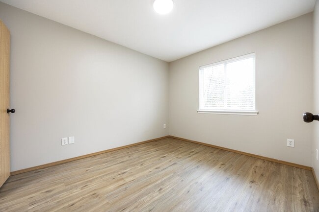 Building Photo - 4Bed/2.5 Bath available in SE Portland