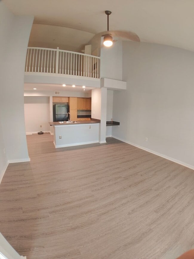 Building Photo - Rent special! 1 BR/ 1 BA Fabulous Two-Level Condo in Bristol Village Available Now!
