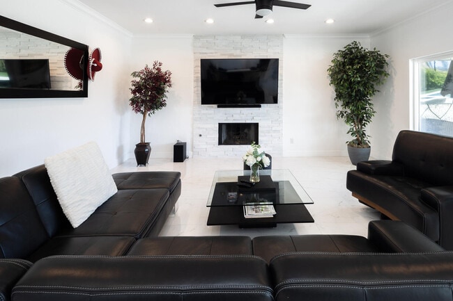 Building Photo - 41215 Carlotta Dr