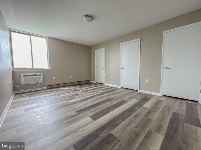 Building Photo - 3245 Rio Dr