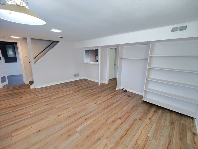Building Photo - *Recently Updated 3BD/2.5BA Available for ...