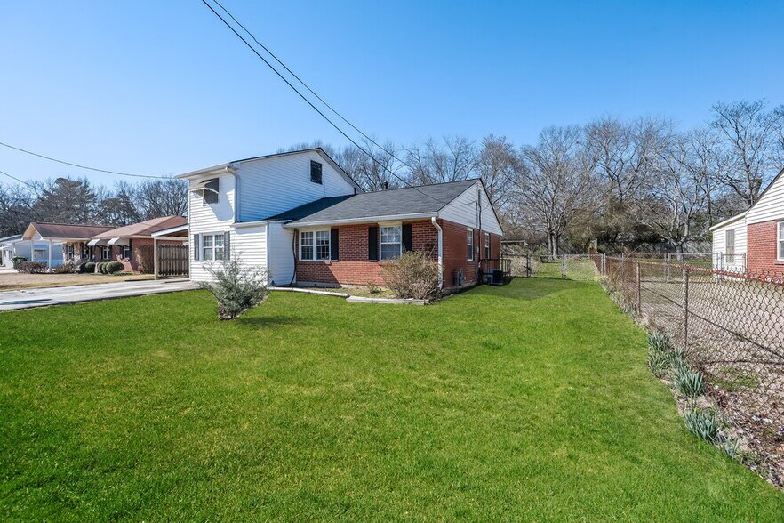 Building Photo - 5299 Sharon St