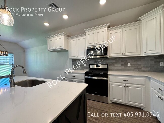 Building Photo - 1111 Magnolia Dr
