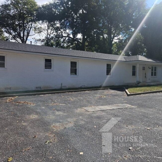 Building Photo - 511 Hampton Ave