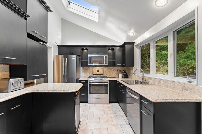 Building Photo - 35 Lanewood Ave