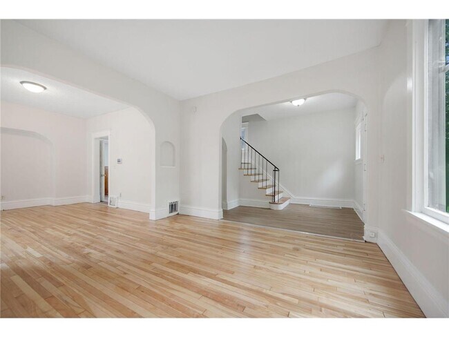 Building Photo - 804 Hawthorne Ave E