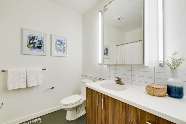 Building Photo - Light & bright 1-bdrm/1-bath condo in desi...