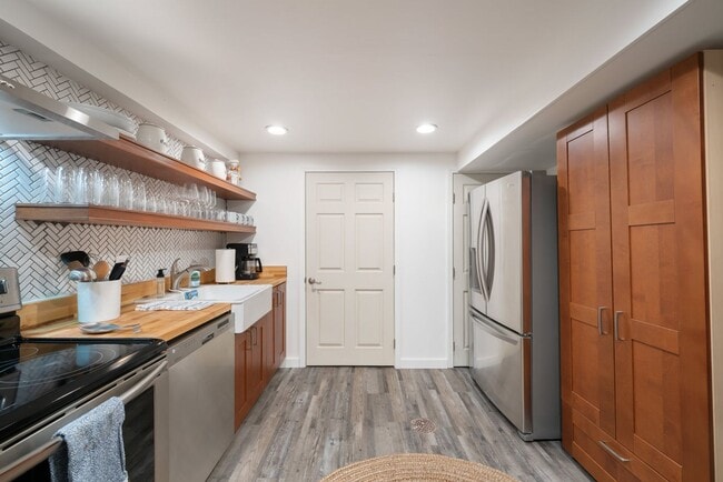 Building Photo - Golden Duplex > Unit is fully furnished feels like NEW!