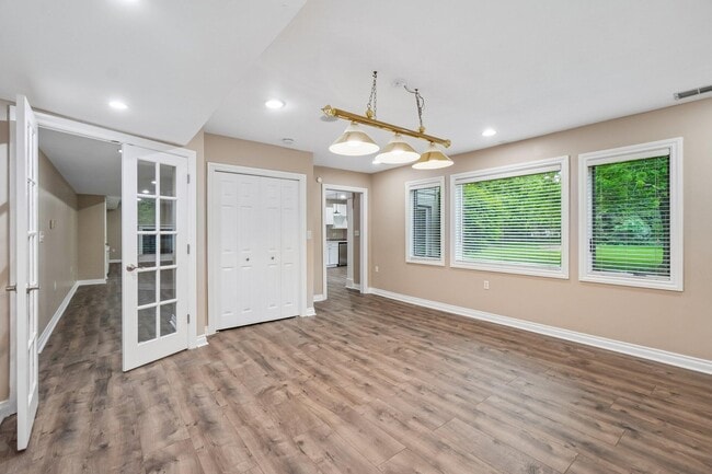 Building Photo - 1819 Brookview Dr