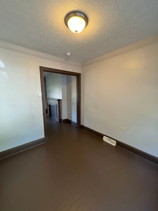 Building Photo - Three bedroom two bathroom home for rent