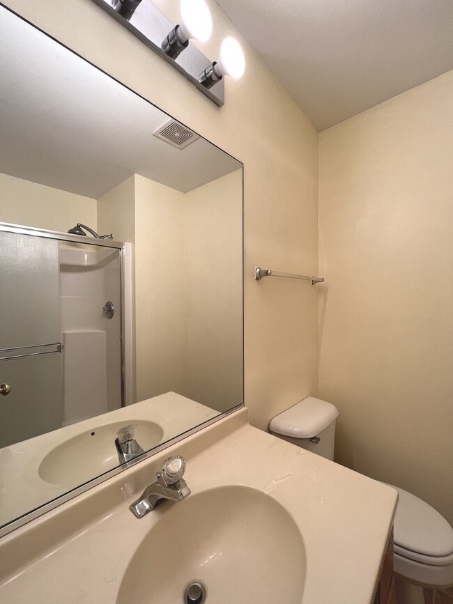 Building Photo - 1046 Chadwick Dr