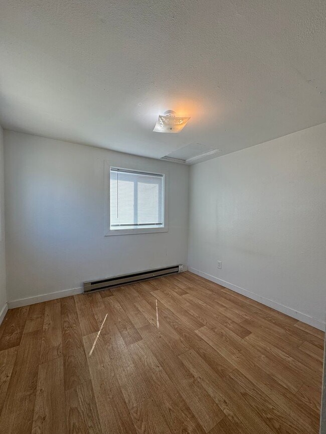 Building Photo - PET FRIENDLY FULLY FENCED